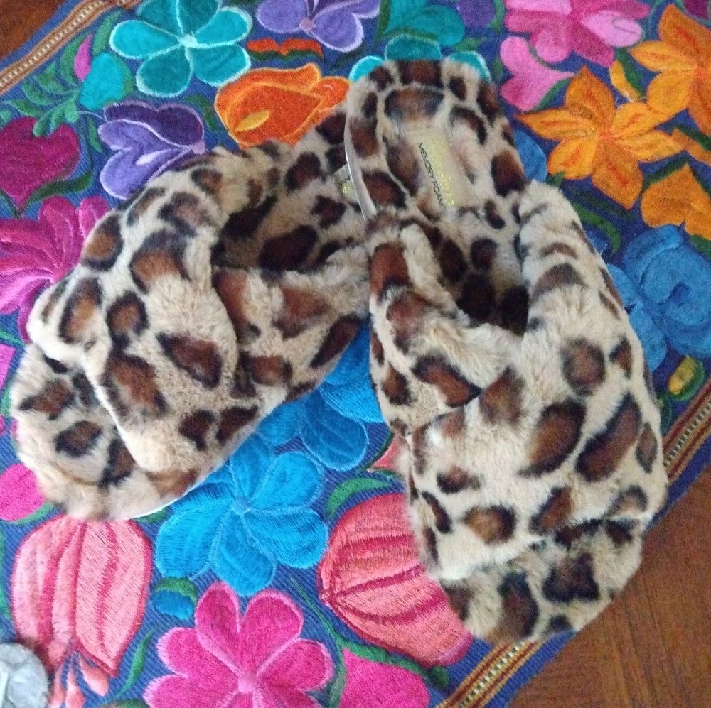 👠 $25 SALE! Skechers Faux Fur Slide Slippers - Picture 4 of 5